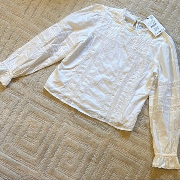 Chic White Lace Blouse with Long Sleeves - Picture 1 of 1
